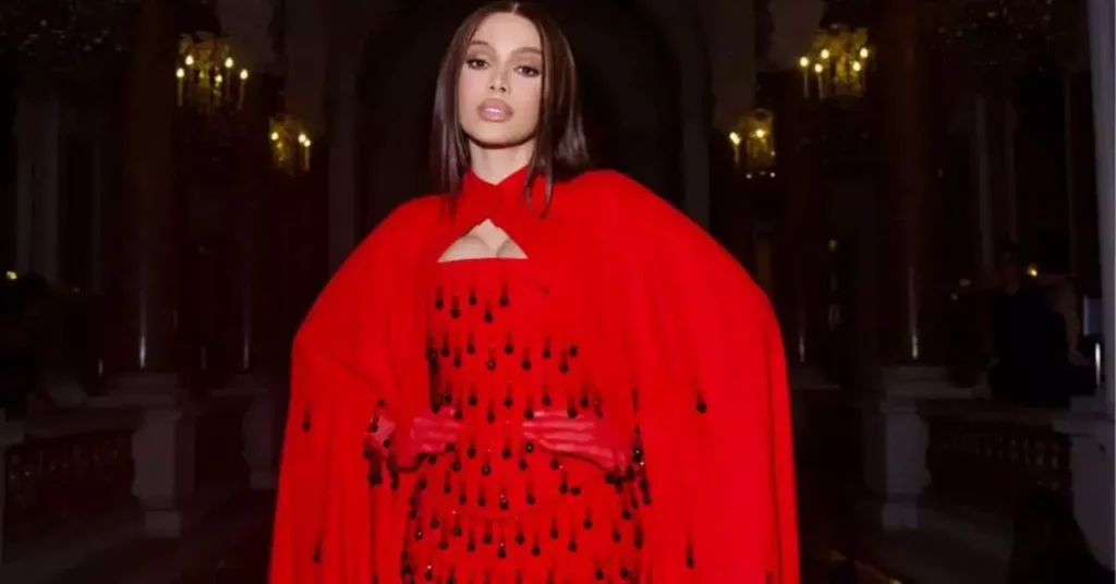 Anitta canta na abertura da Semana de Moda de Paris e celebra empoderamento feminino