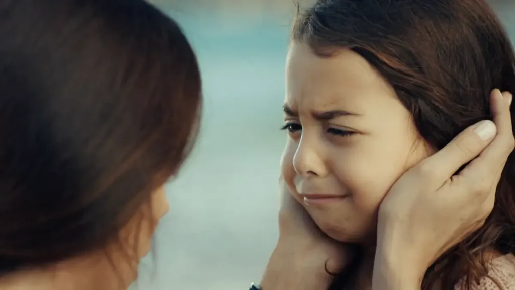 Novela Mãe: Zeynep encontra Melek no lixo, acolhe a menina e decide fugir para protegê-la