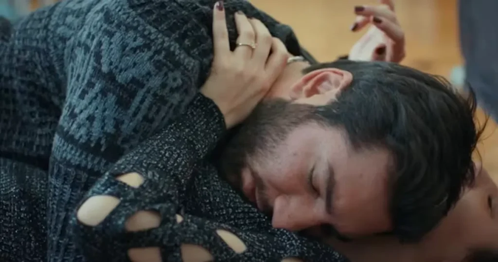 Cengiz explode e tenta matar Sule na novela Mãe ao ser impedido de levar Melek